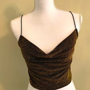 Short top with  goldin sparkling look.